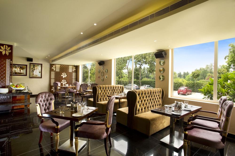 Hotel Atrio By Devam à Gurgaon Extérieur photo