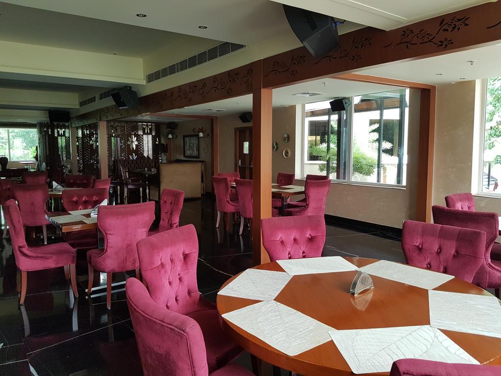 Hotel Atrio By Devam à Gurgaon Extérieur photo